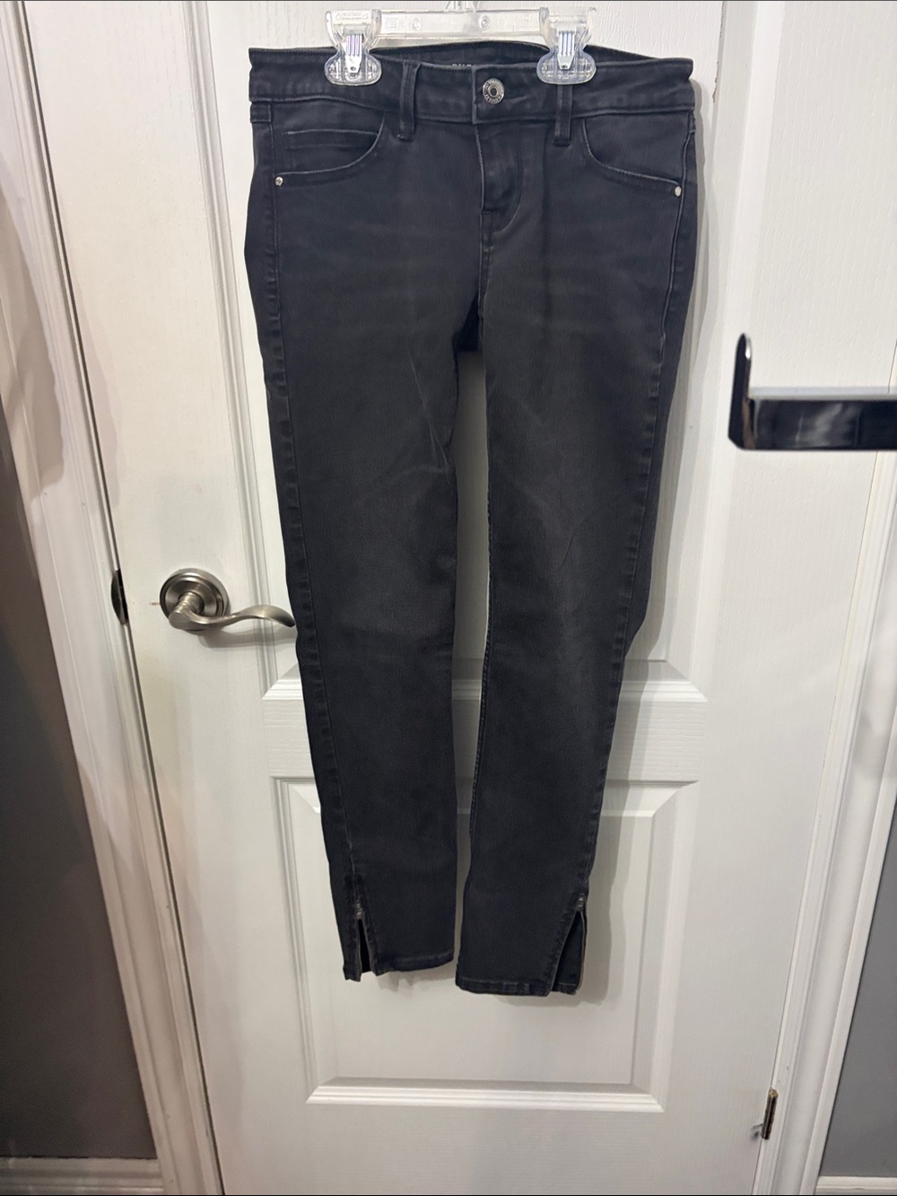 Guess Women’s Skinny Jeans in Charcoal Black